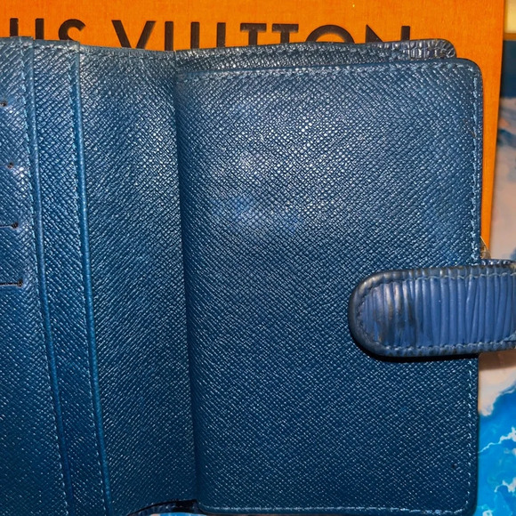 💎 Louis Vuitton epi Blue kiss lock authentic compact wallet. Callouts as shown! - Picture 6 of 9